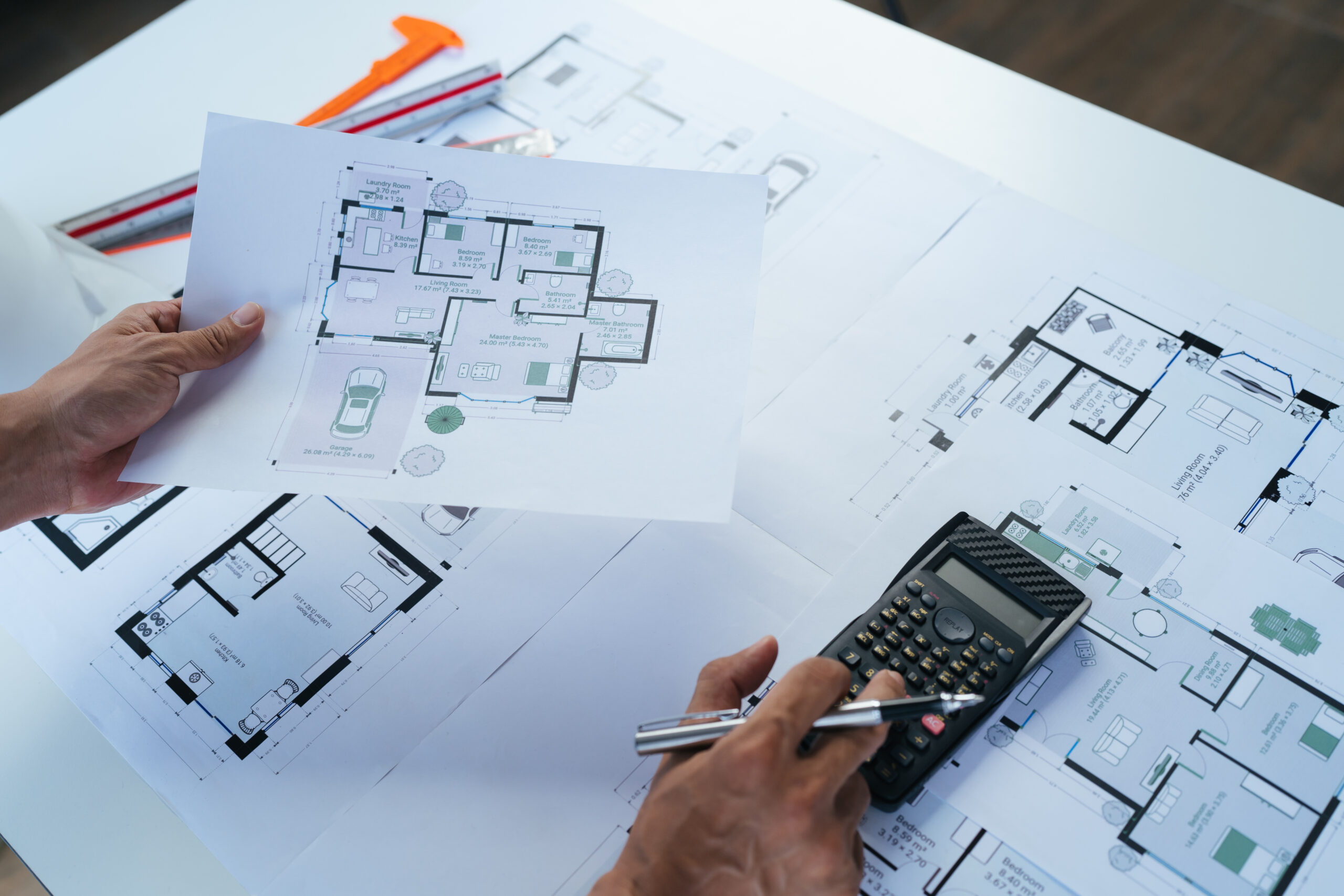 Nahaufnahme: Ein Architekt entwickelt Ideen, entwirft und zeichnet die Struktur eines Gebäudes.