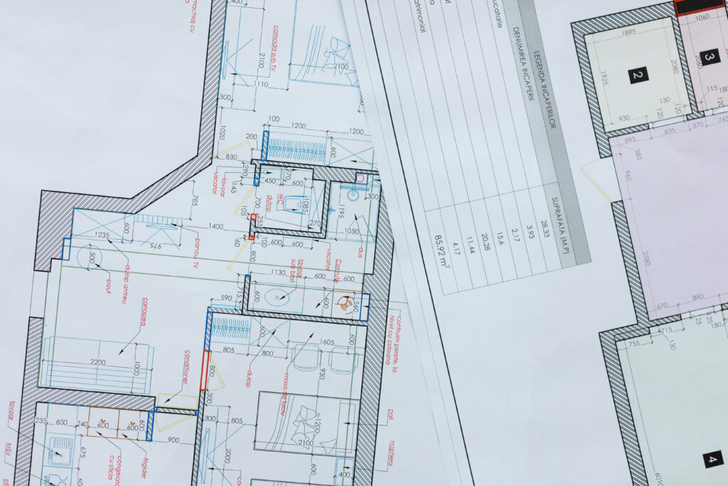 Architekturpläne, die verschiedene Wohnungs- und Hausgrundrisse zeigen.