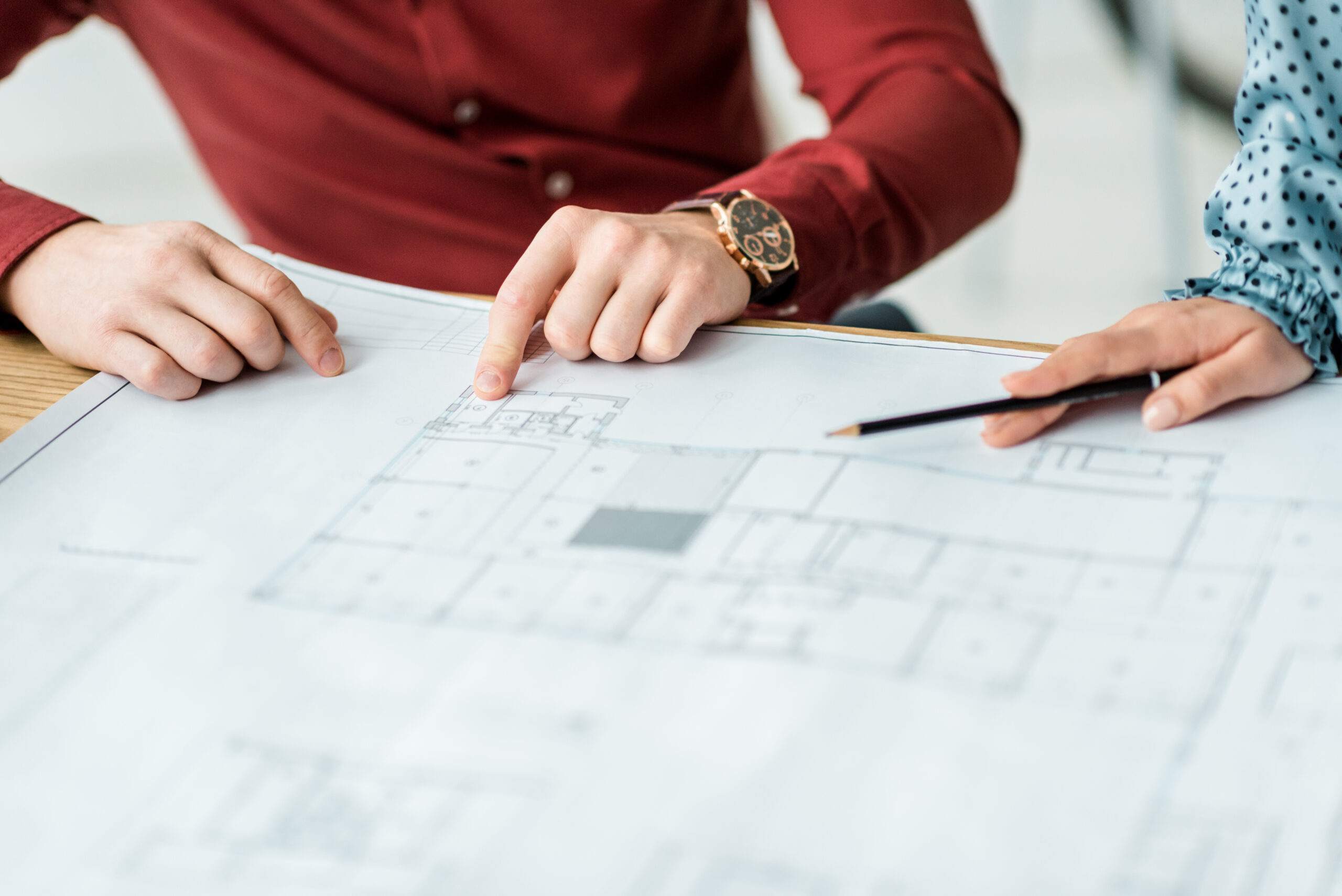 Architekten arbeiten an Bauplänen im Büro