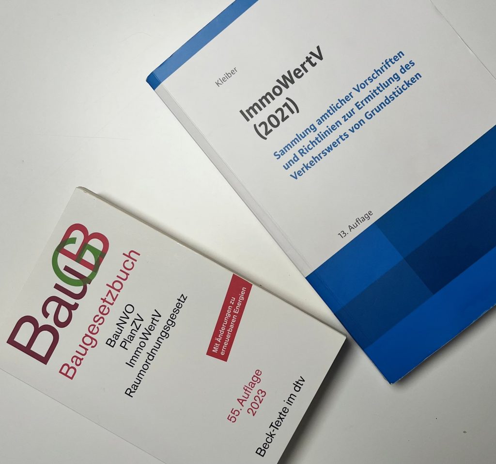 Exemplare des Baugesetzbuches und ImmoWertV